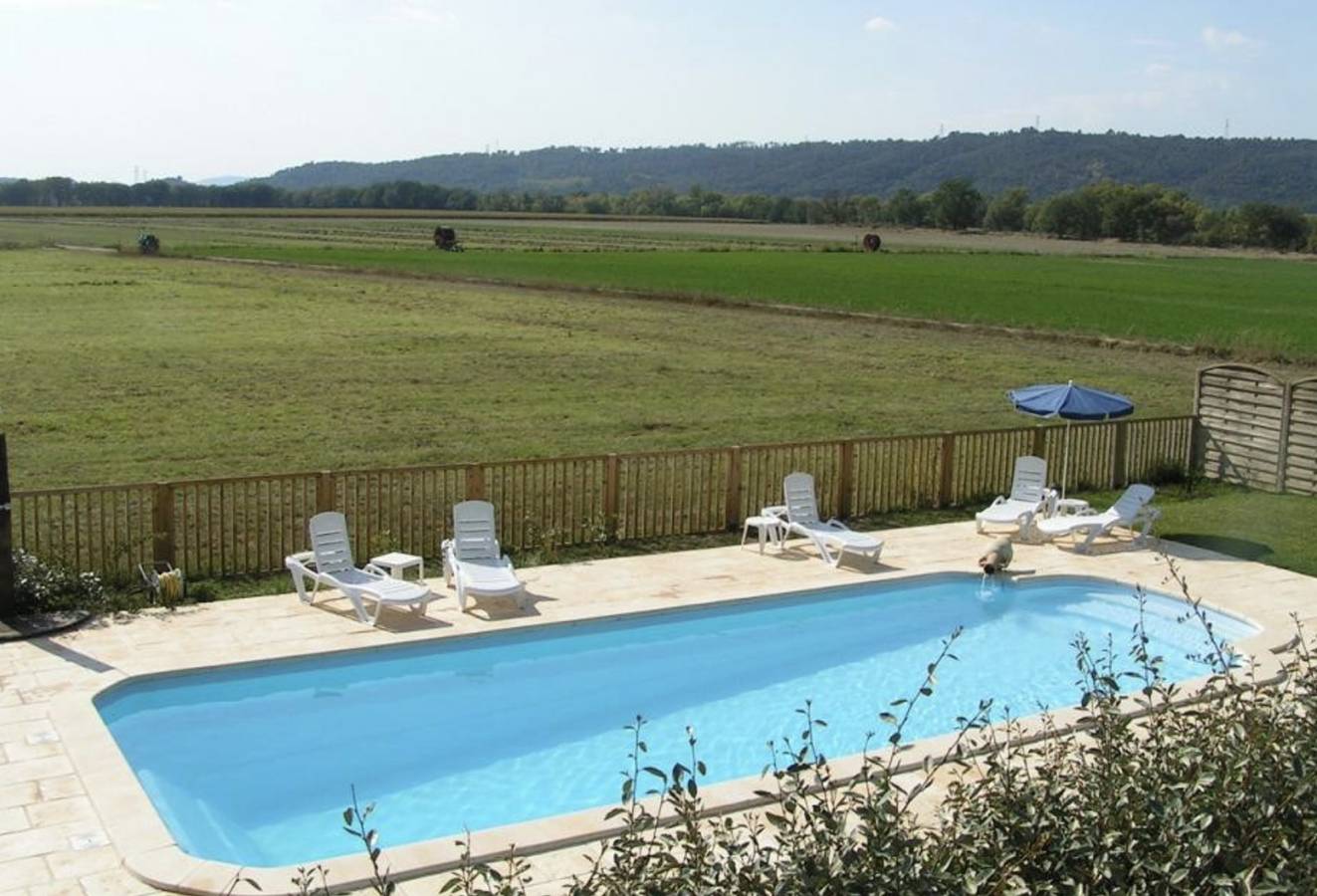 Gîte 'Le Petit Étang' con piscina compartida, terraza privada y aire acondicionado in Gréoux-les-Bains, Parc naturel régional du Verdon
