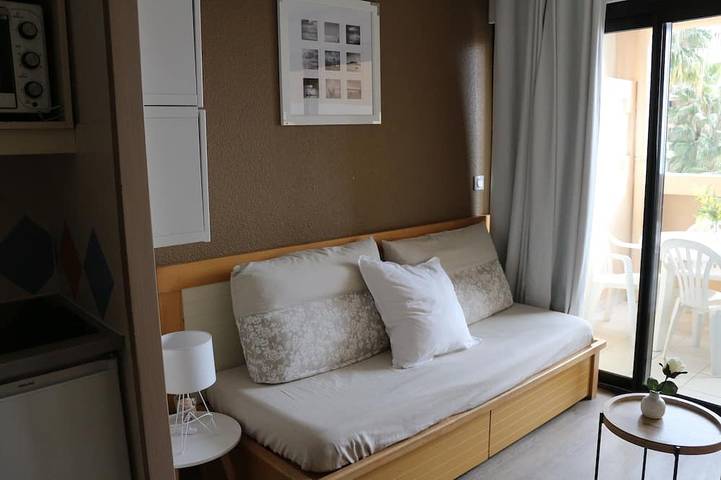 Apartamento entero, Seasonal Rental Studio 4th Floor 100Ml From The Sea in Cannes La Bocca, Cannes
