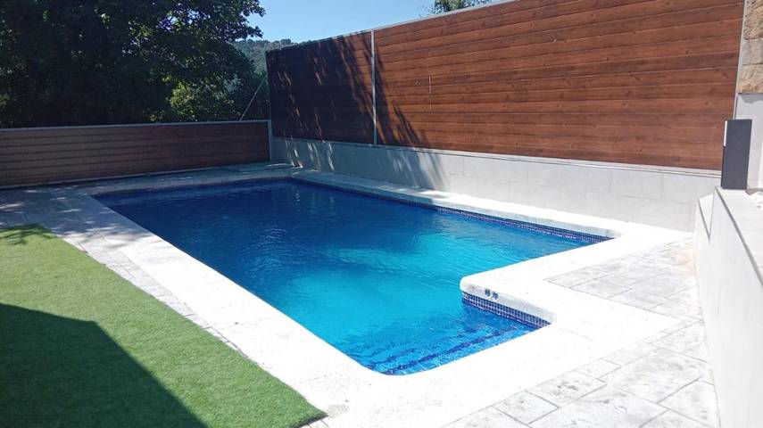 Apartamento para 12 personas, con jardín además de piscina y vistas en Collado Mediano