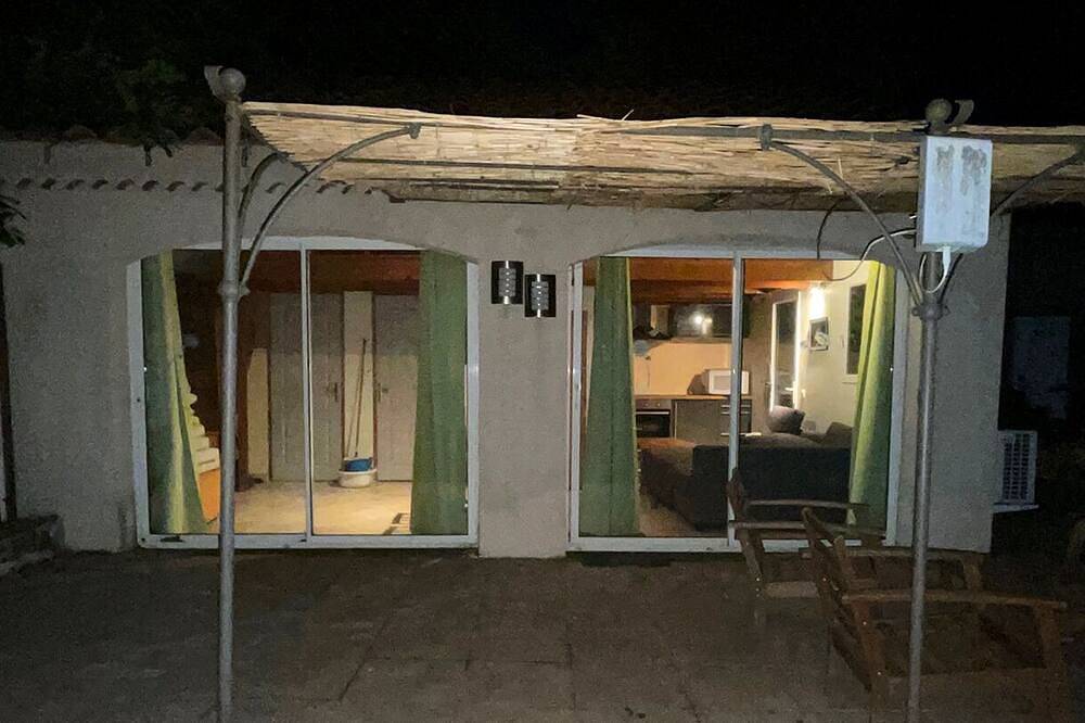 Gite with pool in Velleron, Parc naturel régional du Mont-Ventoux