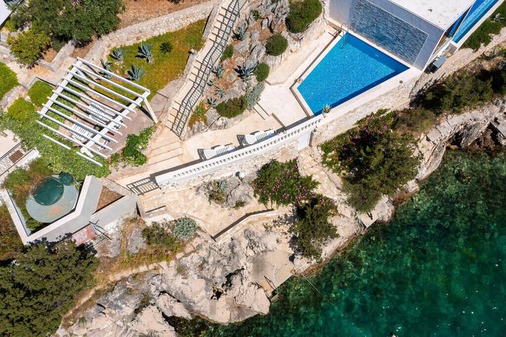 Villa for 13 people, with garden and pool, with pets in Marina