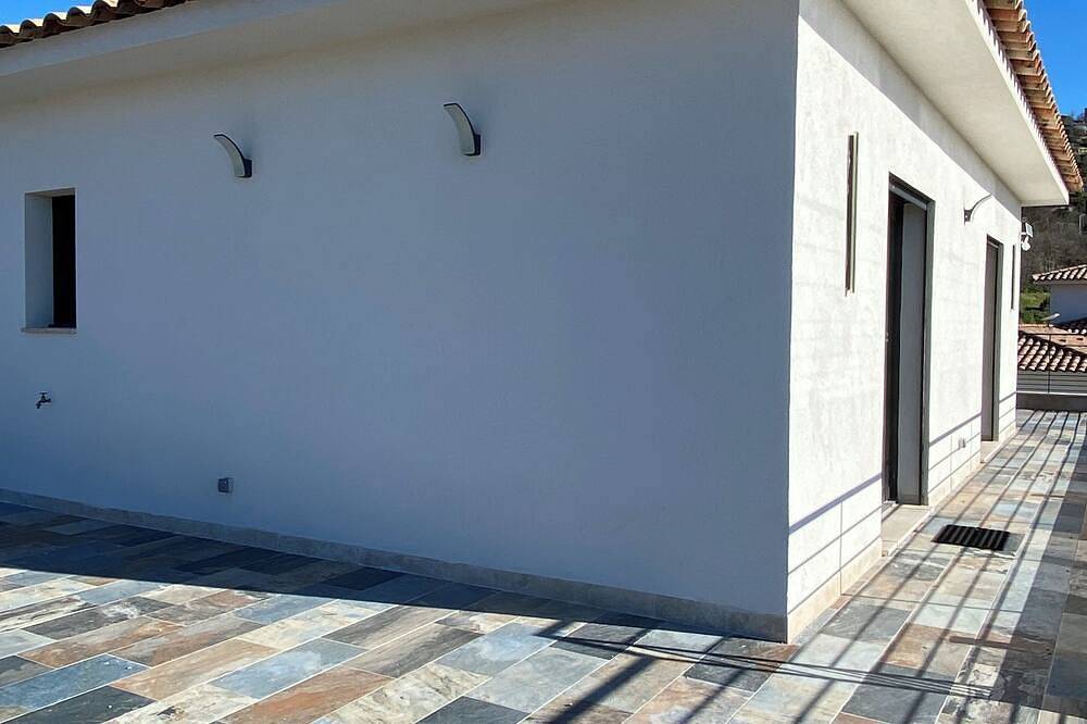 Room with private bathroom and balcony in Montauroux, Region de Draguignan
