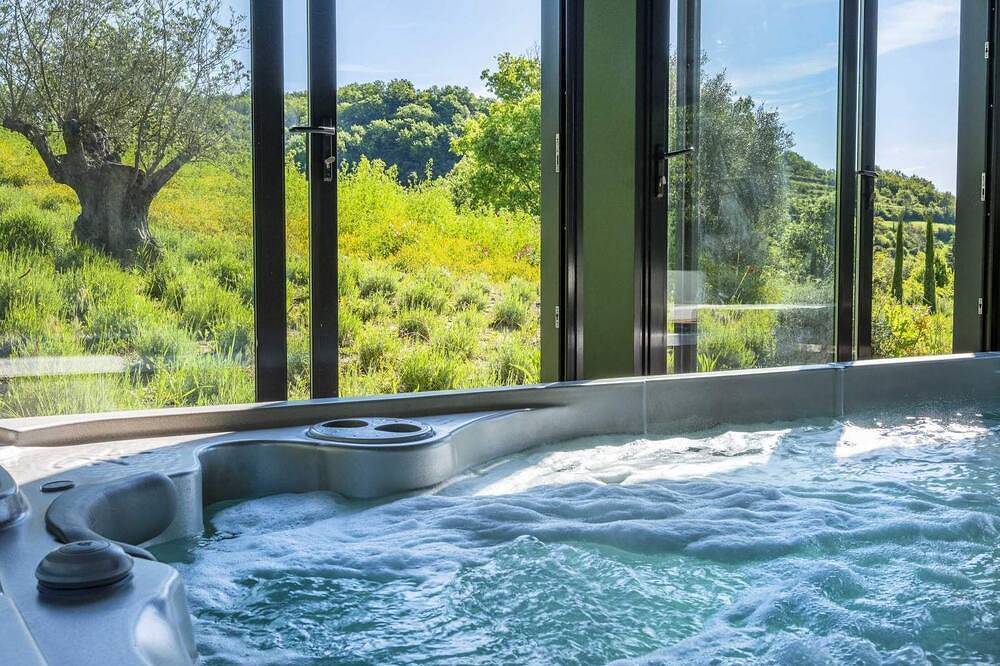 Roulotte et Spa en Pleine Nature Calme et Sérénité Pour un Séjour Ressourçant in Forcalquier, Parc naturel régional du Luberon