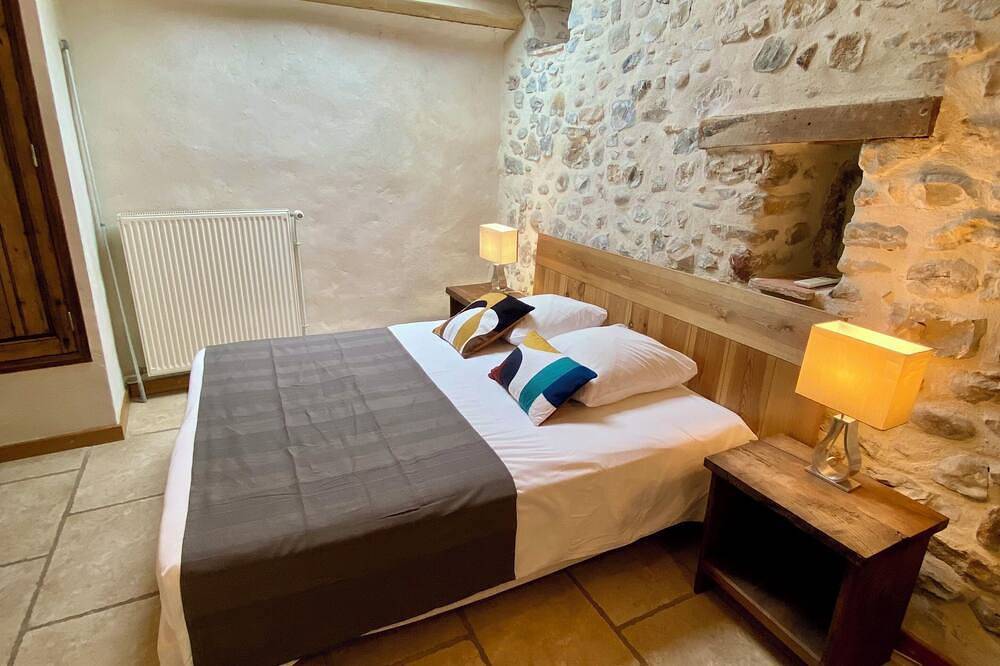 Appartement entier, Gîte 4* pour 6p, 3ch, 100m2, Piscine Interieure Chauffee, Patio in Vallon-Pont-d'Arc, Ardèche