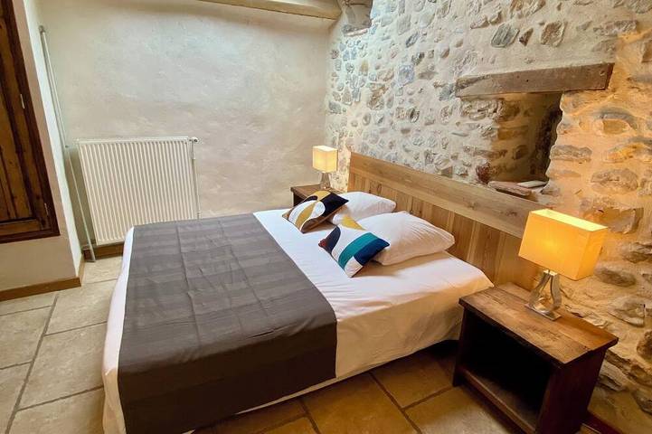 Appartement entier, Gîte 4* pour 6p, 3ch, 100m2, Piscine Interieure Chauffee, Patio in Vallon-Pont-d'Arc, Ardèche