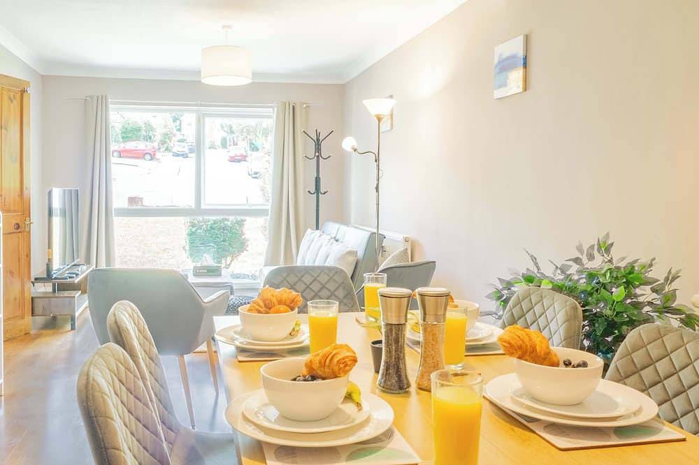 Spacious 4-Bed House · Guildford · Free Parking in Worplesdon, Guildford