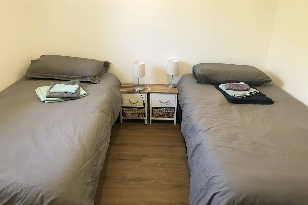 Maison chaleureuse les pieds dans l'eau 4 personnes, plage au bout du jardin in Porspoder, Région de Brest