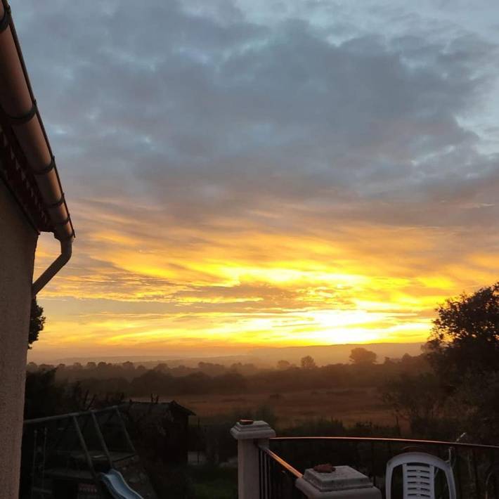 Location de vacances pour 4 personnes, avec vue et jardin ainsi que terrasse et piscine à Sanilhac-Sagriès - 4