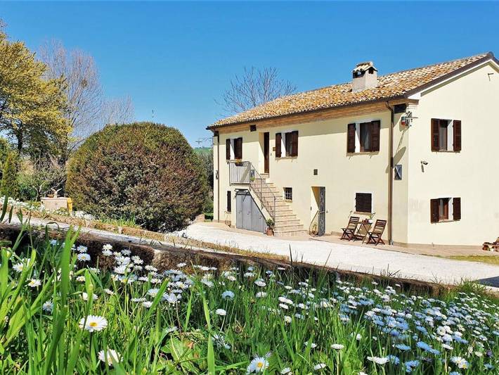 Casa vacanza per 8 persone, con giardino e piscina nonché idromassaggio in Filottrano