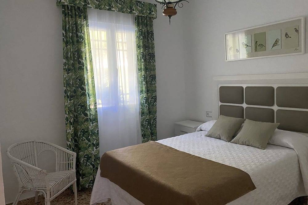 Villa with Garden and Fireplace overlooking the Colgada de Ruidera Lagoon in Ossa de Montiel, Lagunas de Ruidera Natural Park