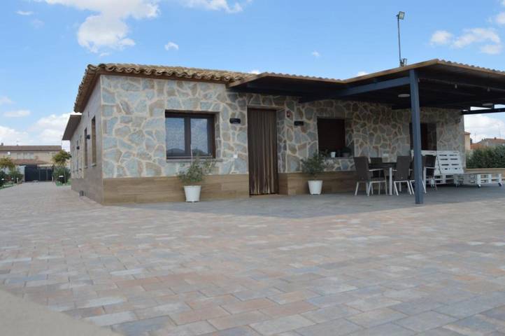 Location de vacances pour 20 personnes, avec Balcon et Terrasse ainsi que Jardin et Piscine à San Clemente