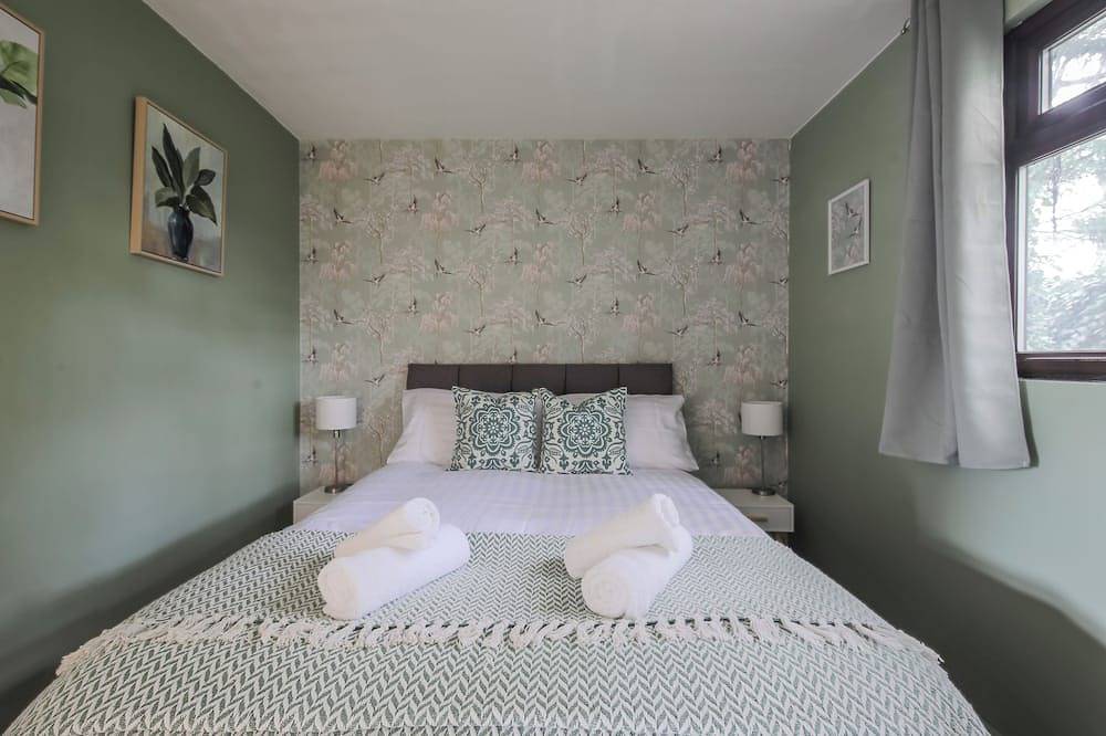 Thorpe Park Lodge Ground Floor Detached with 2 Free Gated Parking Spaces in Thorpe Park, Surrey