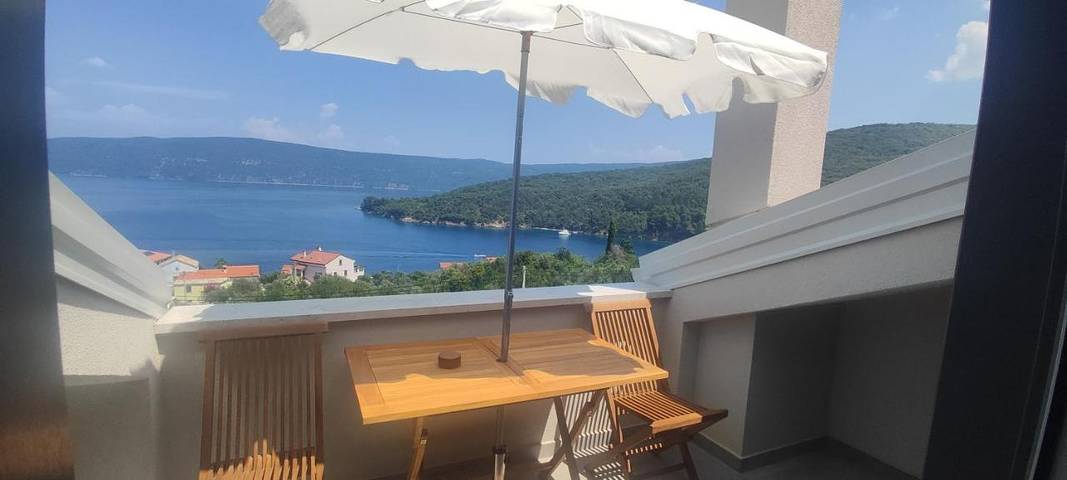 Ferienwohnung für 4 Personen, mit Balkon und Terrasse sowie Garten und Ausblick in Valun