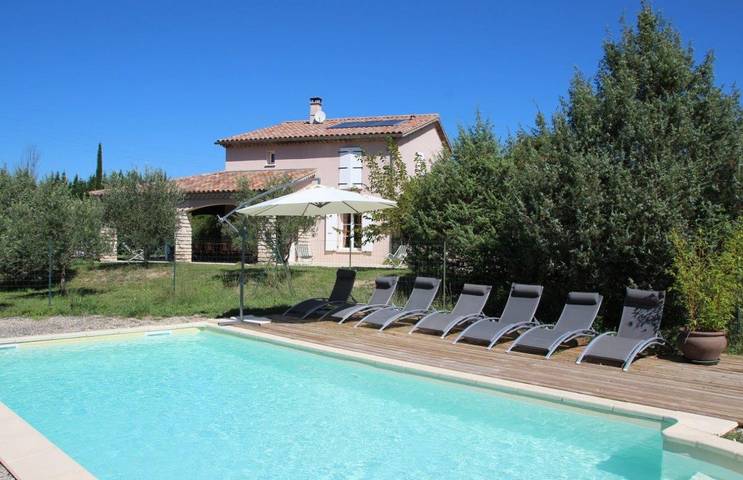 Gîte pour 14 personnes, avec terrasse ainsi que piscine et jardin