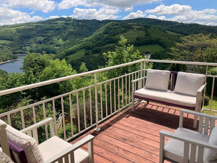 Location de vacances pour 8 personnes, avec vue sur le lac et jardin ainsi que terrasse et vue à Castelnau-de-Mandailles