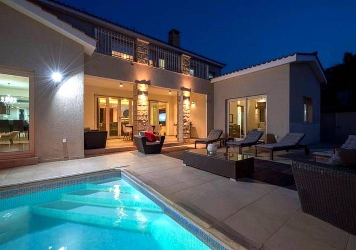 Villa für 13 Personen, mit Ausblick und Pool sowie Garten, kinderfreundlich - 1