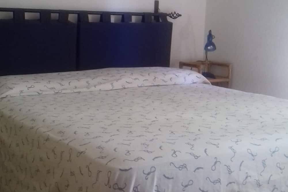 Large single-family villa with 1300 sq m tree-lined garden a stone's throw from the sea in Torre Olevola, Agro Pontino