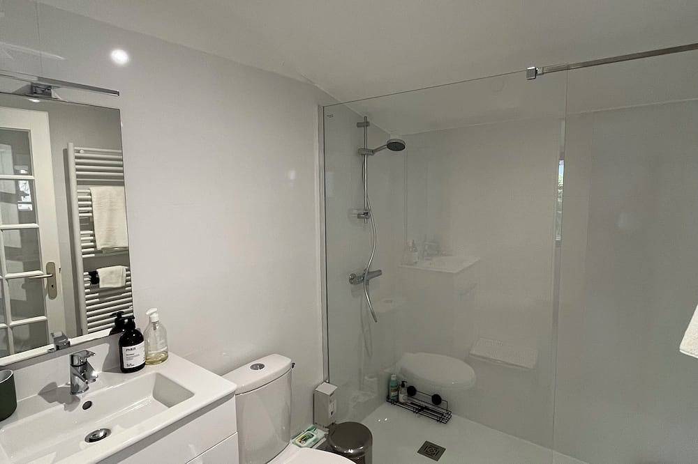 Apartamento entero, Independent studio + garden. 5 min walk to Jardy, 15 min to La Défense by train. in Vaucresson, Altos del Sena