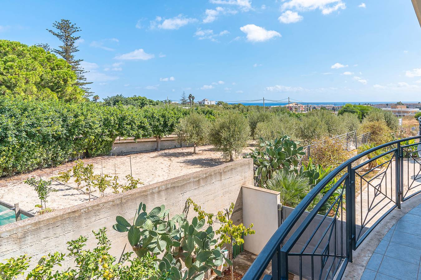 Camera 'Echoes - Tripla con Balcone' con Vista Mare, Wi-Fi e Aria Condizionata in Marzamemi, Pachino