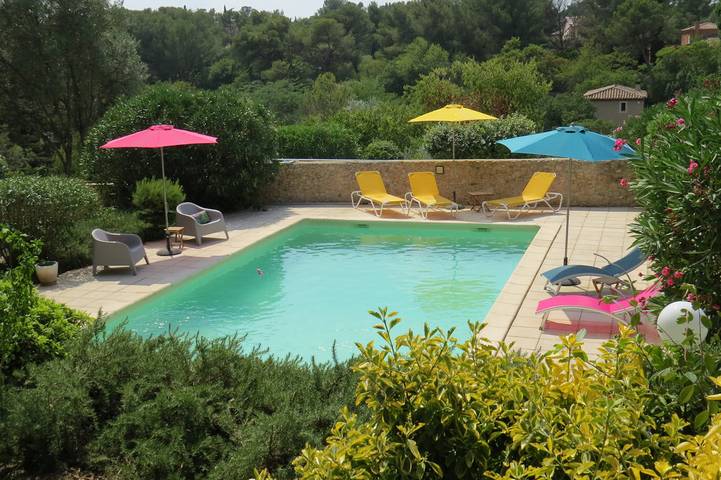 Gîte pour 4 personnes, avec jardin ainsi que terrasse et piscine