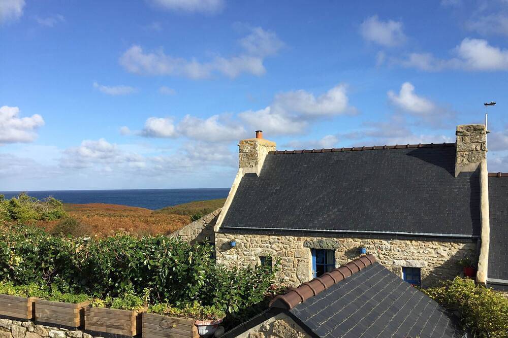 Ile D'Ouessant Maison typique avec vue sur mer. Lire descriptif et conditions. in Ouessant, Région de Brest