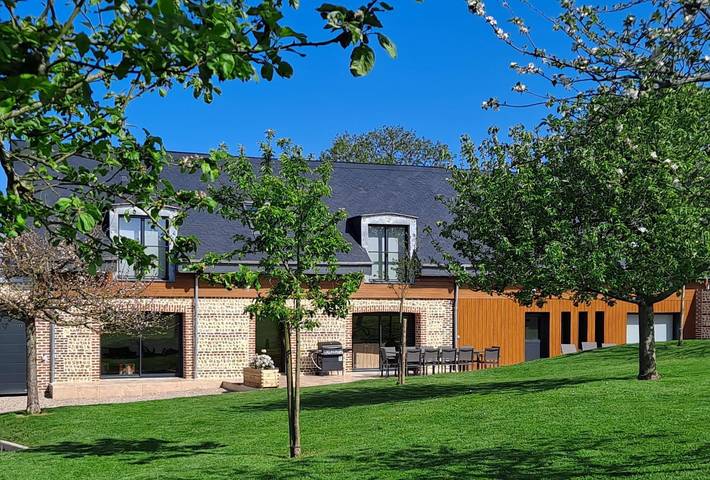 Gîte pour 12 personnes, avec sauna et jardin ainsi que terrasse et jacuzzi, animaux acceptés