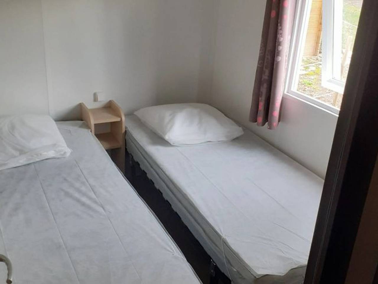 Mobil-home confortable avec piscine, WiFi près de Guégon et du Canal in Guégon, Région de Pontivy