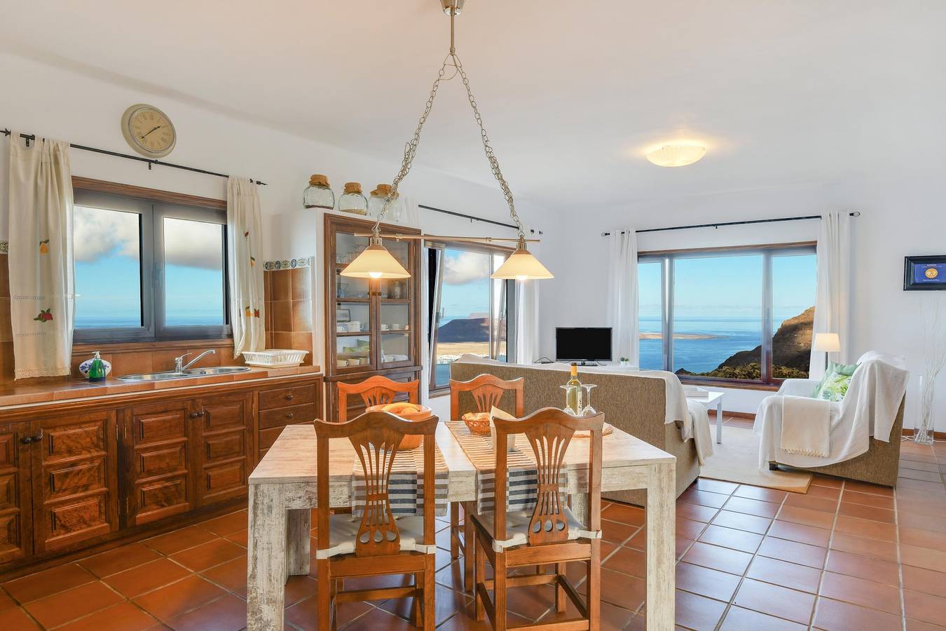 Vacation Home “Casa Vereda del Risco” with Sea View, Mountain View & Garden in Haría, Parque Natural Archipiélago Chinijo