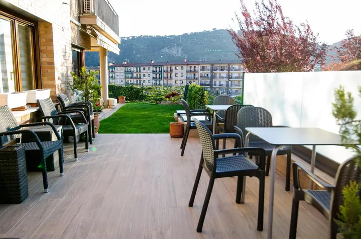 Alojamiento y desayuno para 2 personas, con jardín además de terraza y vistas - 1