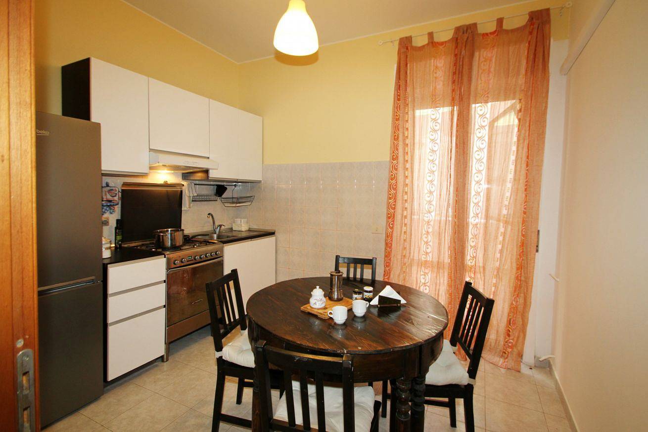 Appartamento intero, Appartamento con Cortile Privato, Palestra Accanto e Centro a Pochi Minuti in Santo Stefano di Camastra, Provincia di Messina
