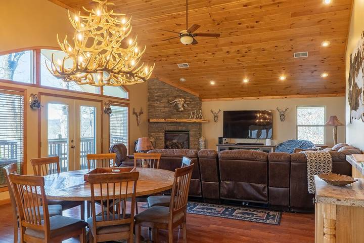 Vacation rental for 20 people, with yard and hot tub in Wears Valley