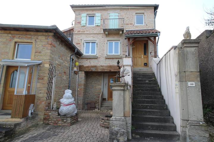Gîte pour 6 personnes, avec jardin et terrasse dans Davayé