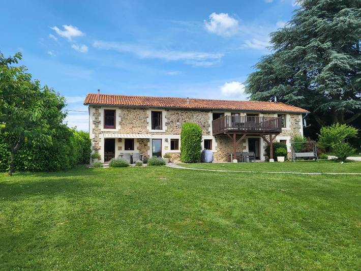 Location de vacances pour 10 personnes, avec Balcon et Terrasse ainsi que Jardin et Piscine à Le Lindois