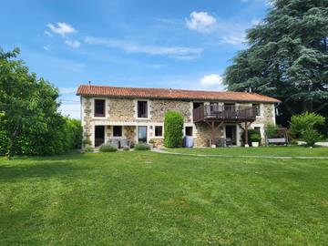 Location de vacances pour 10 personnes, avec sauna et vue ainsi que jardin et piscine à Le Lindois