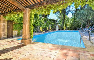 Gîte pour 8 personnes, avec jardin ainsi que terrasse et piscine à Sernhac