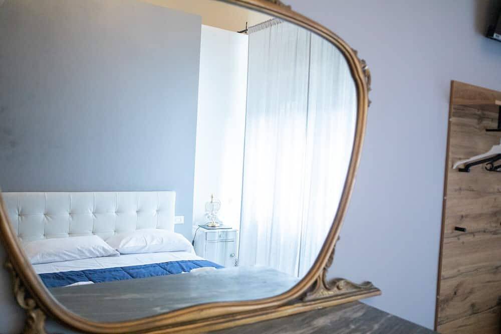 Entire apartment, Room 'Camera Peonia - Singola' with Shared Garden, Wi-Fi and Air Conditioning in Prato, Prato Province