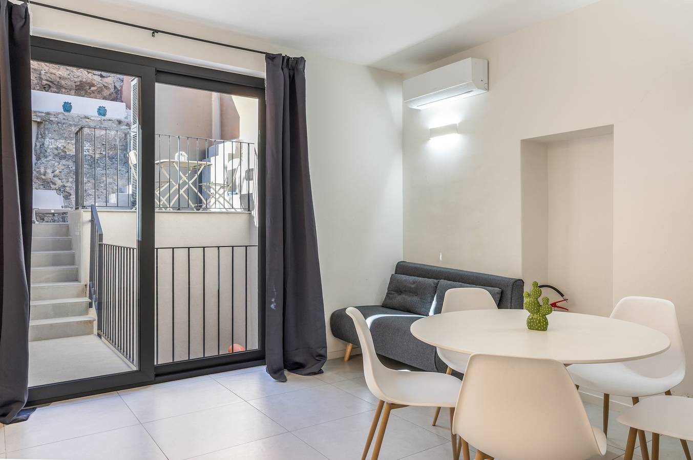 Appartement entier, Maison de vacances 'Calcagno Home' avec terrasse privée, Wi-Fi et climatisation in Milazzo, Province de Messina