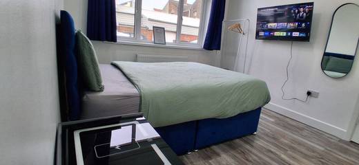 Holiday Rental for 11 People in Portsmouth, South East England, Photo 4