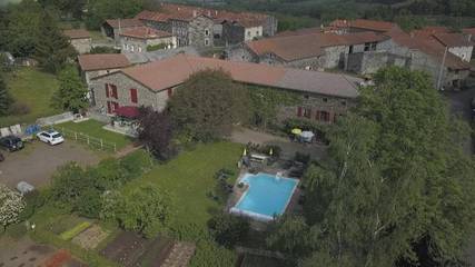 Location de vacances pour 12 personnes, avec piscine et terrasse ainsi que vue et jardin à Saint-Paulien (Haute-Loire)