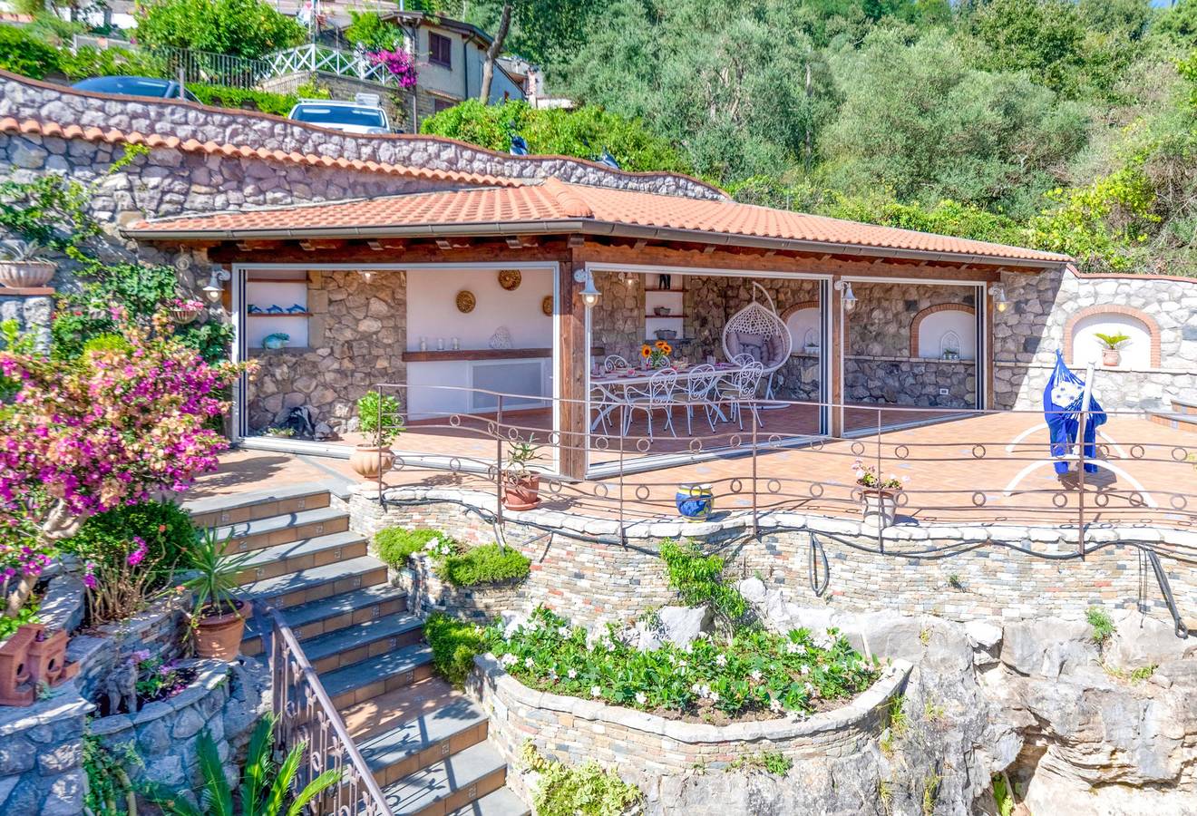 Amore Rentals - Villa Grazielluccia with Sea View and Swimming Pool in Sorrento, Naples Province