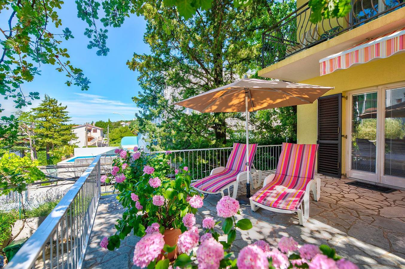 Appartement entier, Charmantes Apartment nur 200 Meter zum Strand mit Meerblick, Liegen, Grillbereich in Selce, Primorje-Gorski Kotar