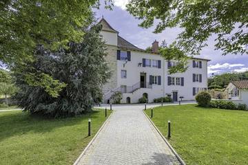 Gîte pour 10 personnes, avec jardin et piscine à Bourgvilain