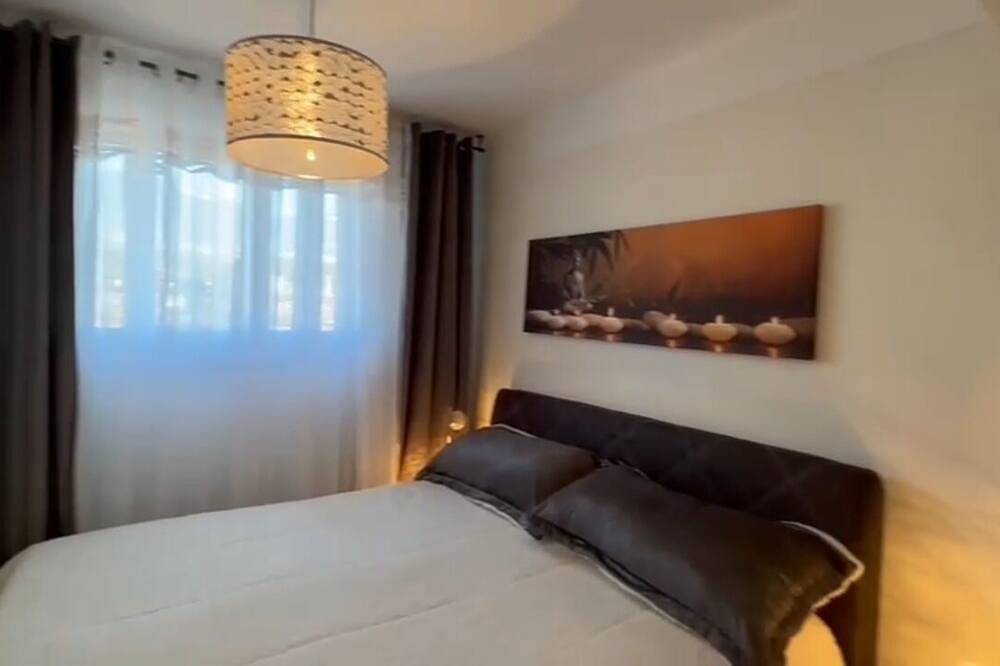 Entire apartment, Fantastic 2-bedroom apartment with views in La Tour-de-Peilz in La Tour-de-Peilz, Lake Geneva
