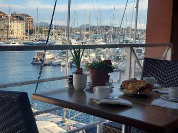 Gîte pour 3 personnes, avec piscine et balcon dans Plage du Port Fréjus