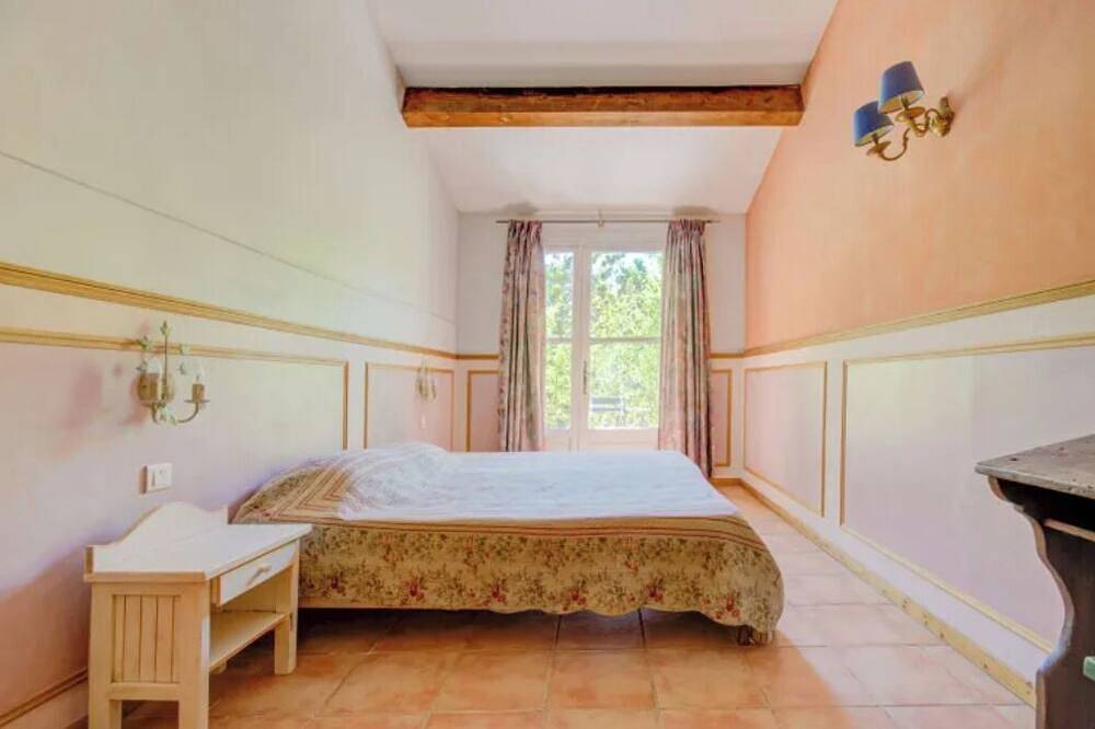 Entire apartment, Cézanne - Comfort, space and relaxation for families and friends, park view in Fourques, Nimes region