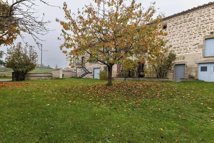 Location de vacances pour 4 personnes, avec jardin à Cournols