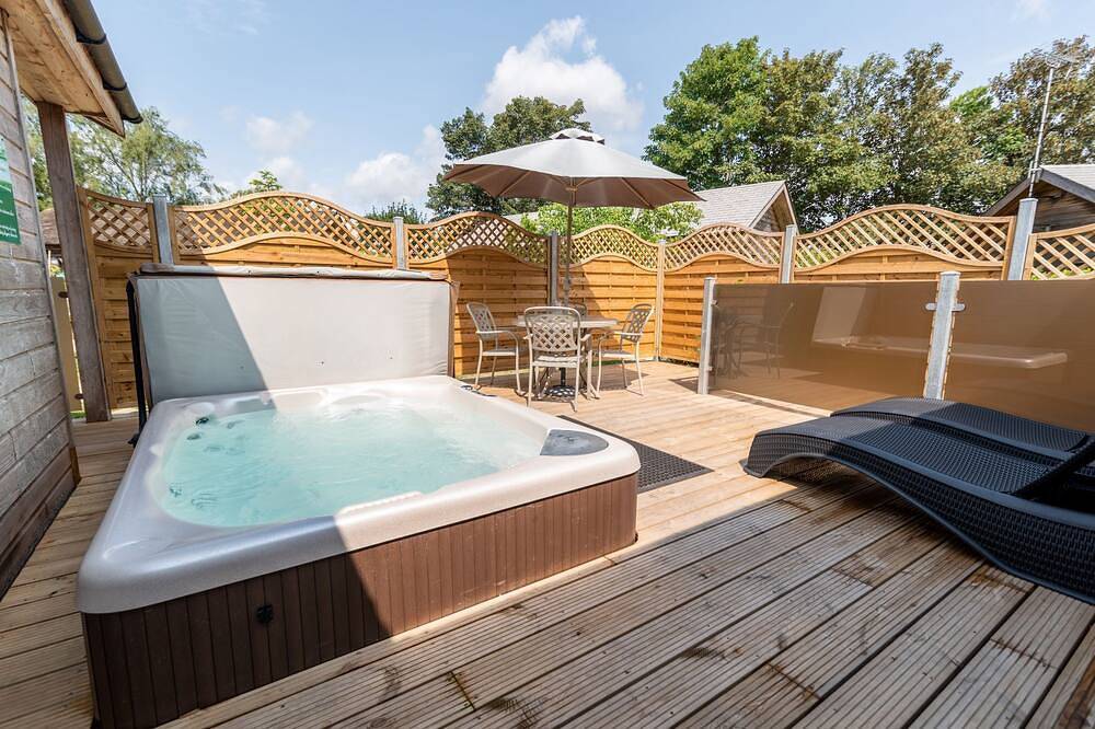 Bath & West lodge - sleeps 4/5 with private hot tub in Cheddar, Somerset