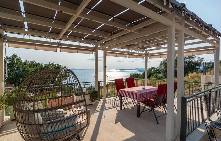 Gemütlich, 1,5 km vom Strand entfernt: Apartment am Pool mit WLAN und Parkplatz in Podstrana, Split-Dalmatien