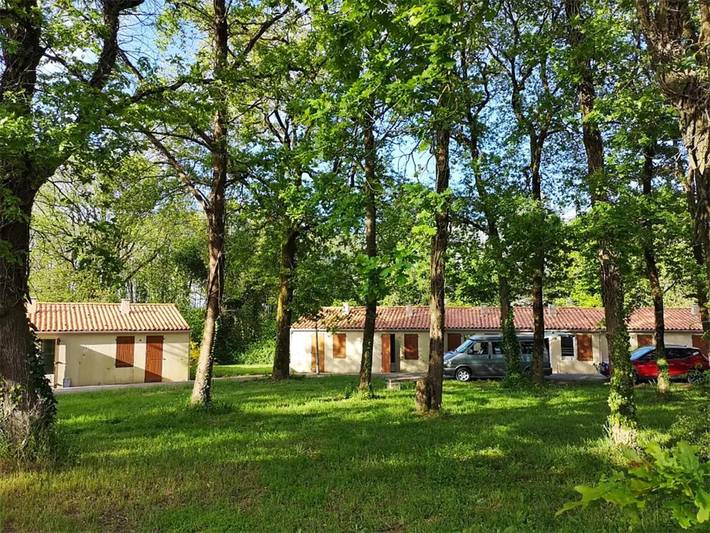 Parc de vacances pour 4 personnes, avec piscine ainsi que jardin et jacuzzi en Vendée