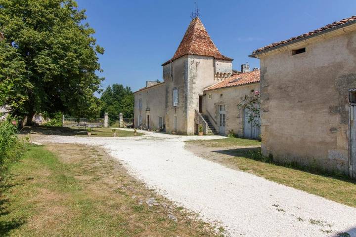Chambre d’hôte pour 4 personnes, avec jardin ainsi que piscine et bassin pour enfant, animaux acceptés dans Mareuil en Périgord